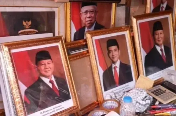 Pedagang Figura Presiden-Wakil Presiden Prabowo-Gibran Ramai dipasaran