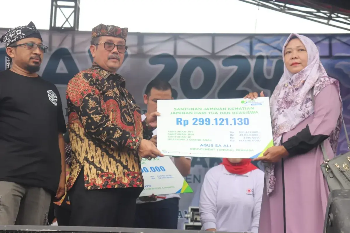 Momen May Day, Bupati Cirebon Tampung Aspirasi Para Buruh Momen May Day, Bupati Cirebon Tampung Aspirasi Para Buruh