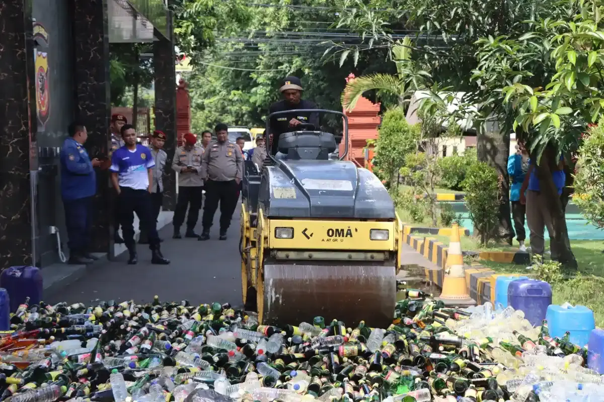 Polresta Cirebon Musnahkan Ribuan Miras Berbagai Merek Hasil KRYD dan Operasi Pekat