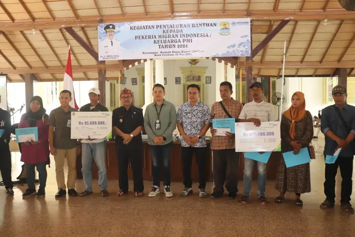 Bupati Cirebon, Salurkan Bantuan Pekerja Migran Indonesia Yang Pulang Terkena Masalah