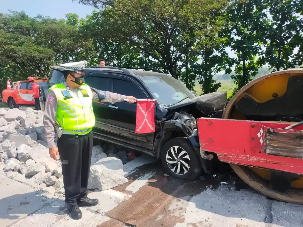 Akibat Kurang Konsentrasi Pengemudi, Mobil Hantam Stum Aspal