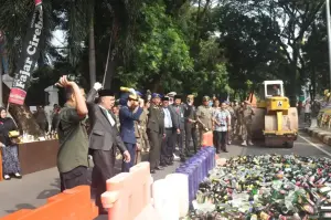 Ribuan Miras di Musnakan