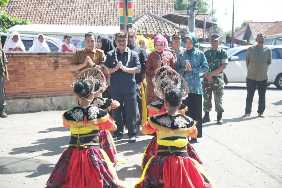 Bupati Cirebon, H. Imron support program terpadu peningkatan Peranan Wanita Menuju Keluarga Sehat dan Sejahtera (P2WKSS) 2024 di Desa Karangwangi, Kecamatan Depok, Kabupaten Cirebon, Selasa (7/5/2024).