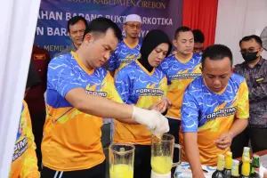 PJ Bupati Cirebon, H. wahyu Mijaya Hadiri Kegiatan Pemusnahan Barang Bukti Kejahatan di Kejaksaan Negeri Kabupaten Cirebon, Kamis, (27/6).