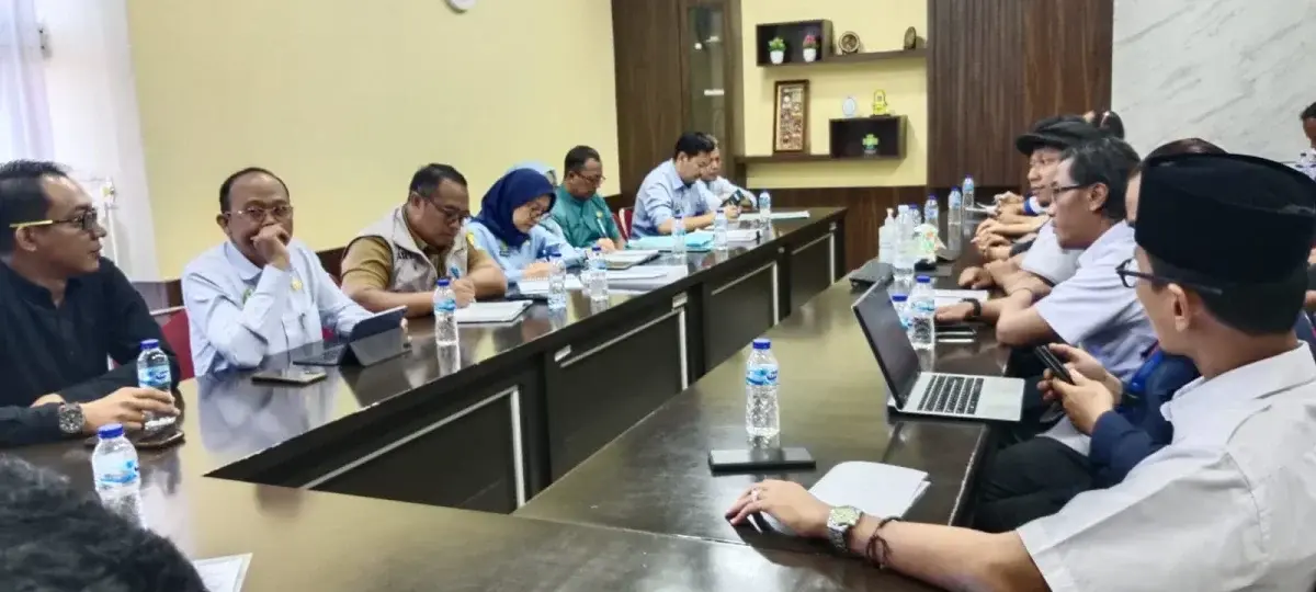 Diskusi Pihak Manajemen RSUD Arjawinangun, Dinas Kesehatan Kabupaten Cirebon dan Pihak Keluarga pasien persalinan video viral, di gedung RSUD Arjawinangun Kecamatan Arjawinangun Kab. Cirebon, Selasa, (25/6).