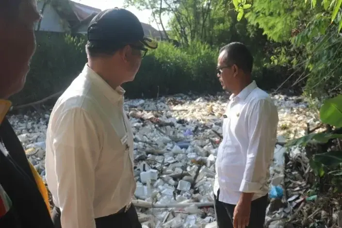 Respon Pemkab Cirebon Terkait 
Sampah Memadati Aliran Sungai