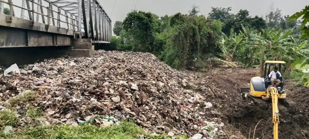 Proses pembersihan sampah yang menggunung di bantaran sungai Kumpulkwista bawah jembatan sikusta II Desa Jagapura Wetan Kecamatan Gegesik Kabupaten Cirebon