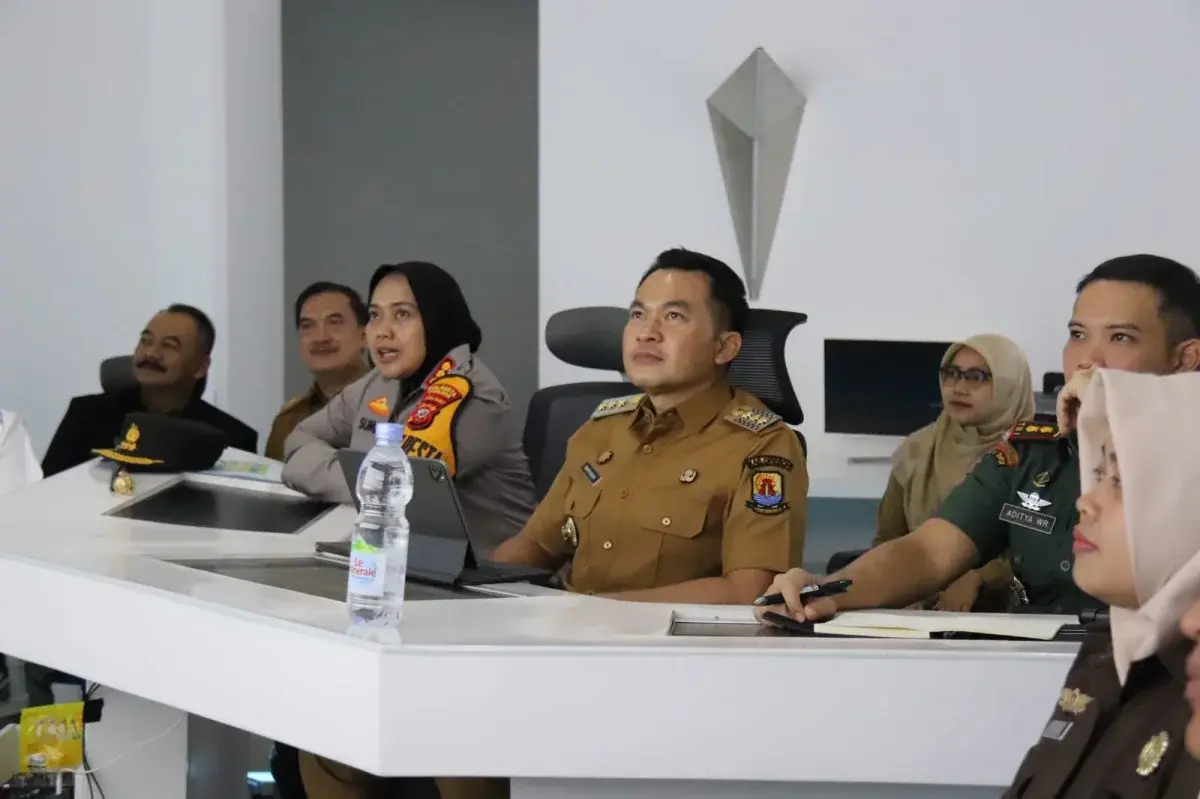 PJ Bupati Cirebon, Wahyu Mijaya di dampingi Forkopimda Kabupaten Cirebon dalam zoom meeting dengen Kemendagri dalam pemaparan angka Inflasi