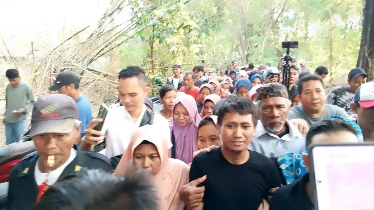 Pegi Setiawan di sambut ratusan warga setempat bahkan luar daerah, selasa, (9/7).