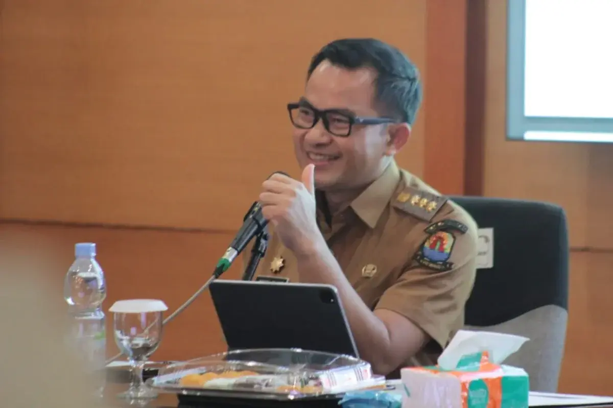 PJ Bupati Cirebon, H. Wahyu Mijaya saat rapat pimpinan di kantor Bupati Cirebon. (dok.way)/Divipromedia.com