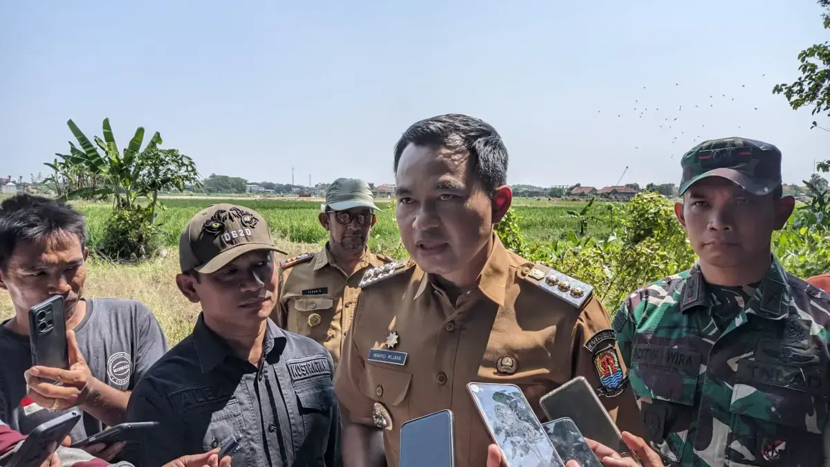 PJ Bupati Cirebon, H. Wahyu Mijaya, tinjau lokasi Pompanisas lahan pertanian di kelurahan Pejambon Kec. sumber Kabupaten Cirebon. (dok.Way)/Divipromedia.com