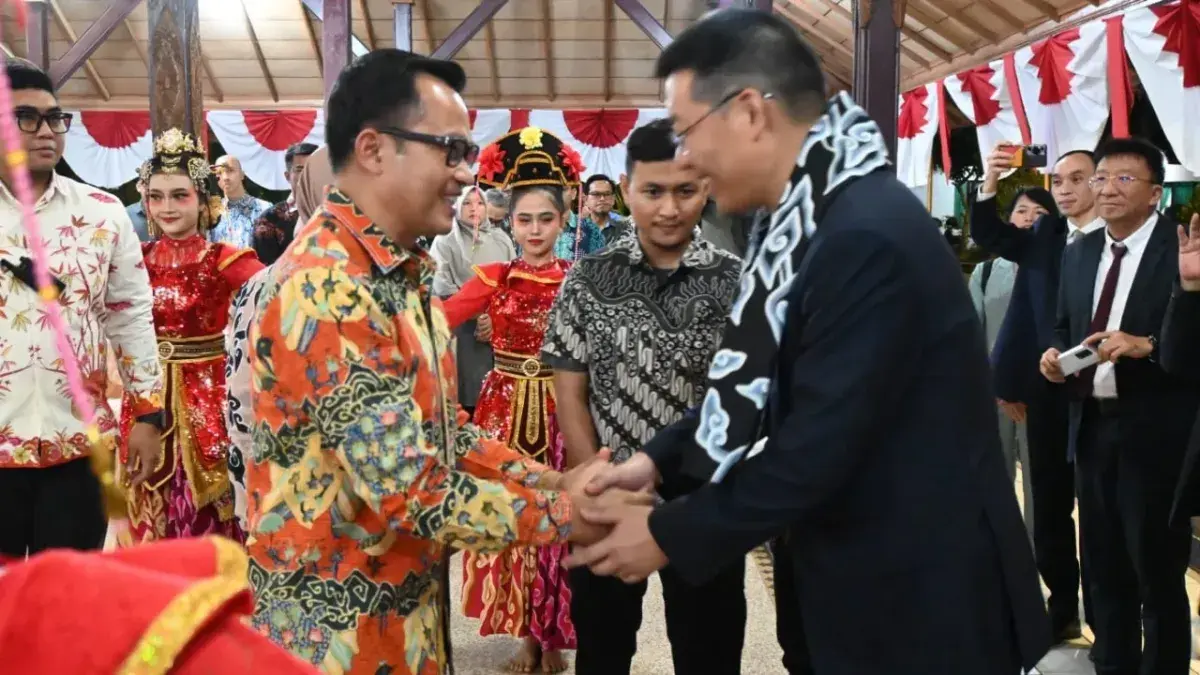 Pj. Bupati Cirebon, H. Wahyu Mijaya sabut kedatangan Wakil Walikota Yangjiang Mr. Wang Bing di Pendopo Bupati Cirebon, Jl. RA. Kartini Cirebon, Minggu Malam, (11/8). (dok.Way)/Divipromedia.com