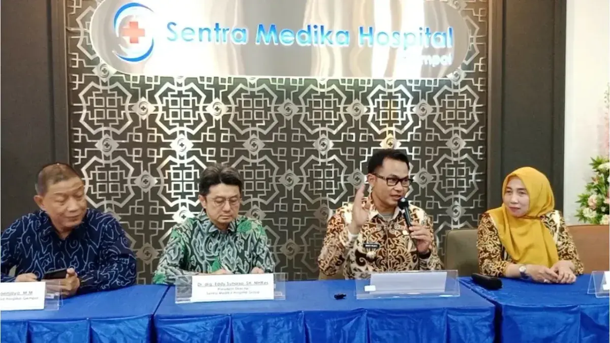 Jumpa Pers Gran Opening dan Peresmian Sentral Medika Hospital Gempol, sebelah kiri , Direktur Sentral Medika  Hospital Gempol dr. H. Budi S. Soenjaya, Dr. dra. Eddy Suharso, SH, MHKes, Pj Bupati Cirebon, Drs. H. Wahyu Mijaya, SH, M.Si. dan Kepala Dinas Kesehatan Kabupaten Cirebon, dr. Hj. Neneng Hasanah, MM. di loby Sentral Medika Hospital Gempol, Kamis, (22/8). (dok.way)/Divipromedia.com