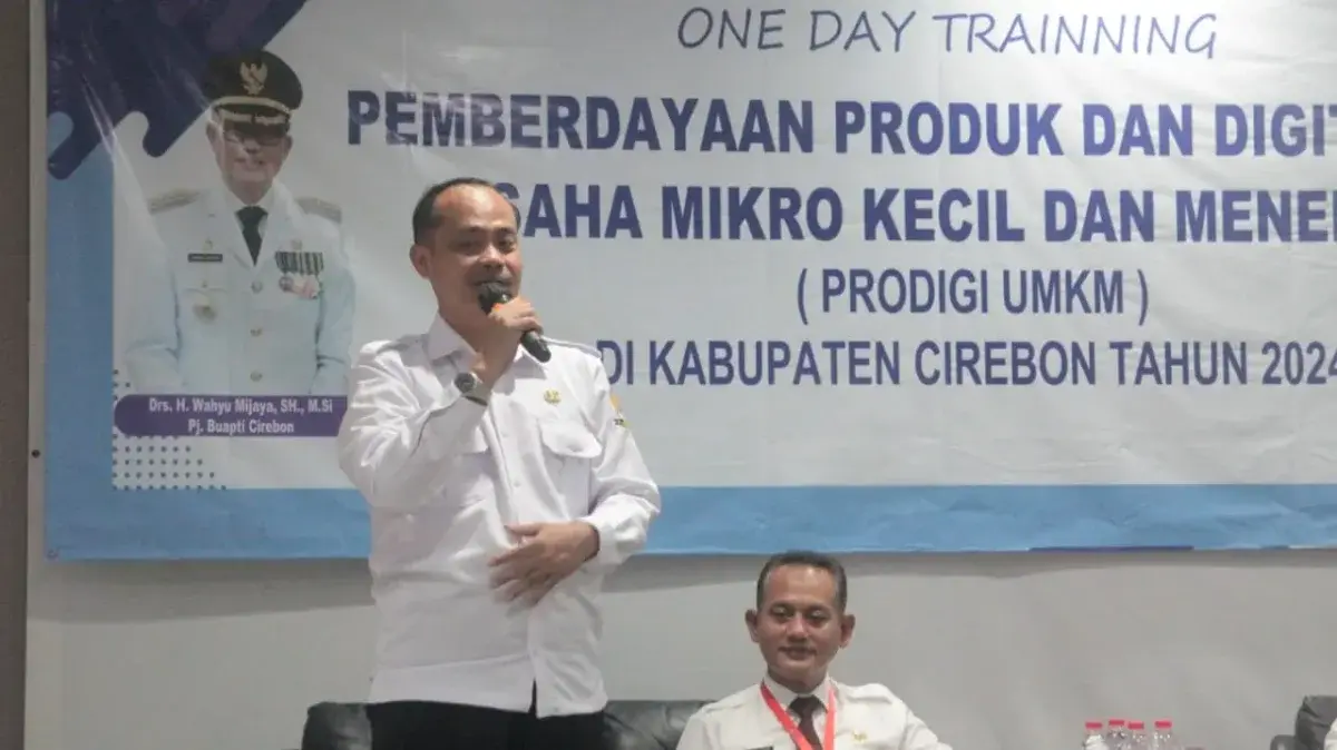 Pemkab Cirebon Lakukan Pemberdayaan UMKM
Mendorong Meningkatkan Kualitas Dan Daya Saing Produk di Era Digital. Asisten Perekonomian dan Pembangunan Sekretariat Daerah (Setda) Kabupaten Cirebon, Drs. Hafidz Iswahyudi, M.Si., didampingi Staf Ahli Bidang Ekonomi, Keuangan, dan Pembangunan Setda Kabupaten Cirebon, Suhartono, S.Sos., M.M. (dok.way)/Divipromedia.com