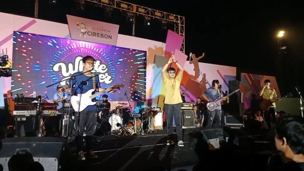 White Paper Band Tampil Bawa Jingle Opening Porkab Cirebon 2024. (dok.piss)/Divipromedia.com White Paper Band Tampil Bawa Jingle Opening Porkab Cirebon 2024. (dok.piss)/Divipromedia.com
