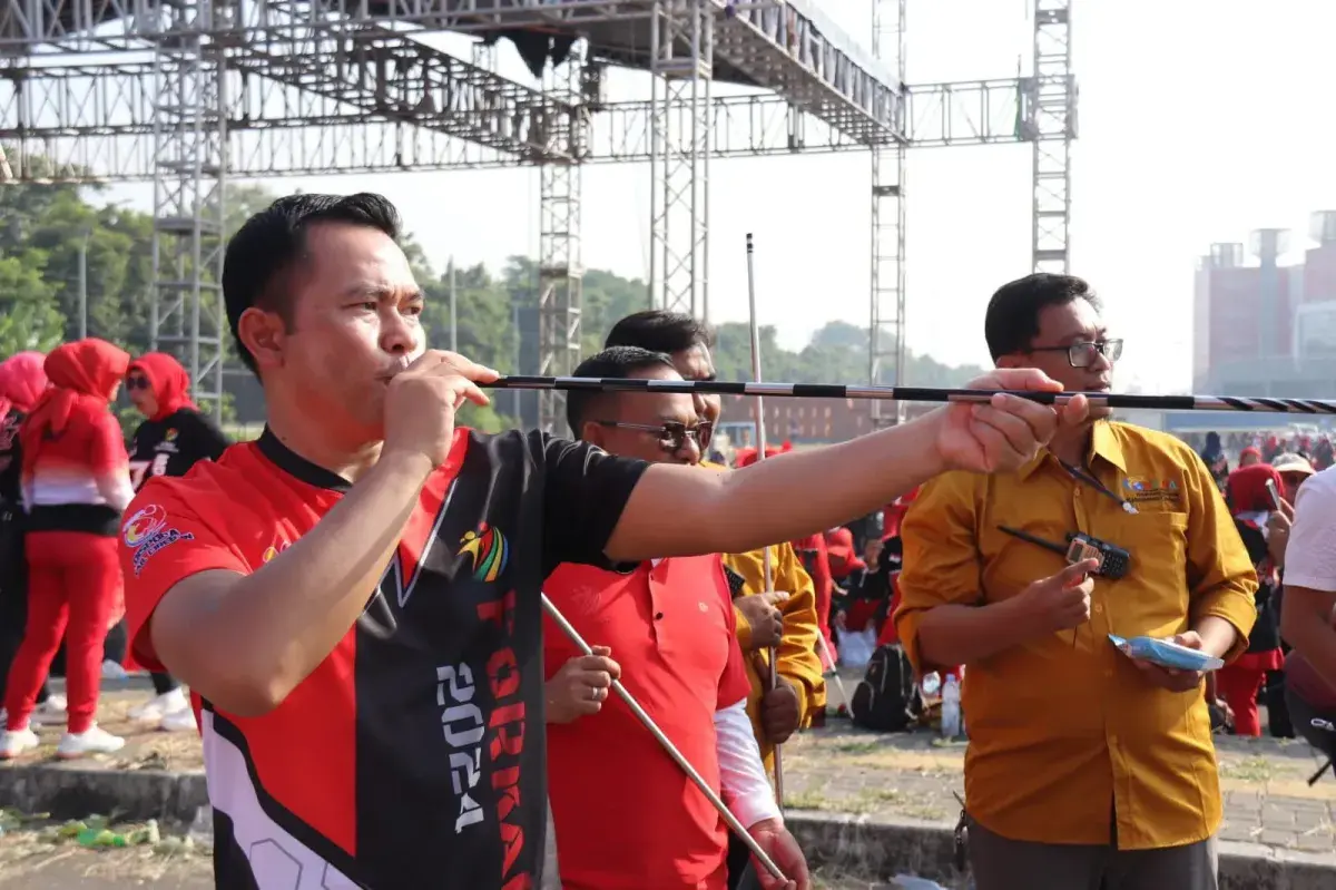 PJ. Bupati Cirebon, H. Wahyu Mijaya Hadiri membuka kegiatan Festival Olahraga Kabupaten (FORKAB) Cirebon 2024 di Stadion Watubelah Kecamatan Sumber, Minggu (11/8/2024)/Divipromedia.com