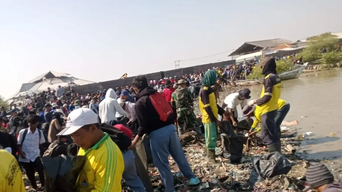Aksi Relawan Peduli Lingkunga, Padawara Group dan Pemerintah Kabupaten Cirebon Forkopimda, Forkompimcam, TNI dan Polri pembersihan Pantai Baro Gebang Desa Gebang Mekar Kecamatan Gebang Kabupaten Cirebon, Rabu, (21/8)./Divipromedia.com