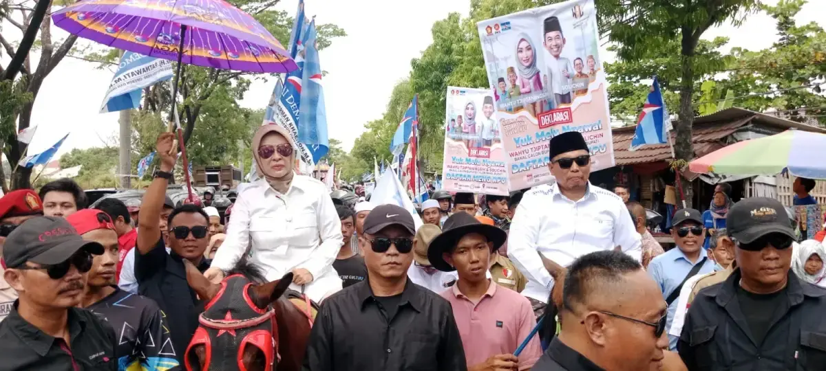 Pasangan Bakal Calon Bupati dan Wakil Bupati Cirebon Hj. Wahyu Tjiptaningsih dan H. Solichin, resmi mendaftar di KPU Kabupaten Cirebon pukul 13.00 wib, Kamis, (29/8). (dok.way)/Divipromedia.com