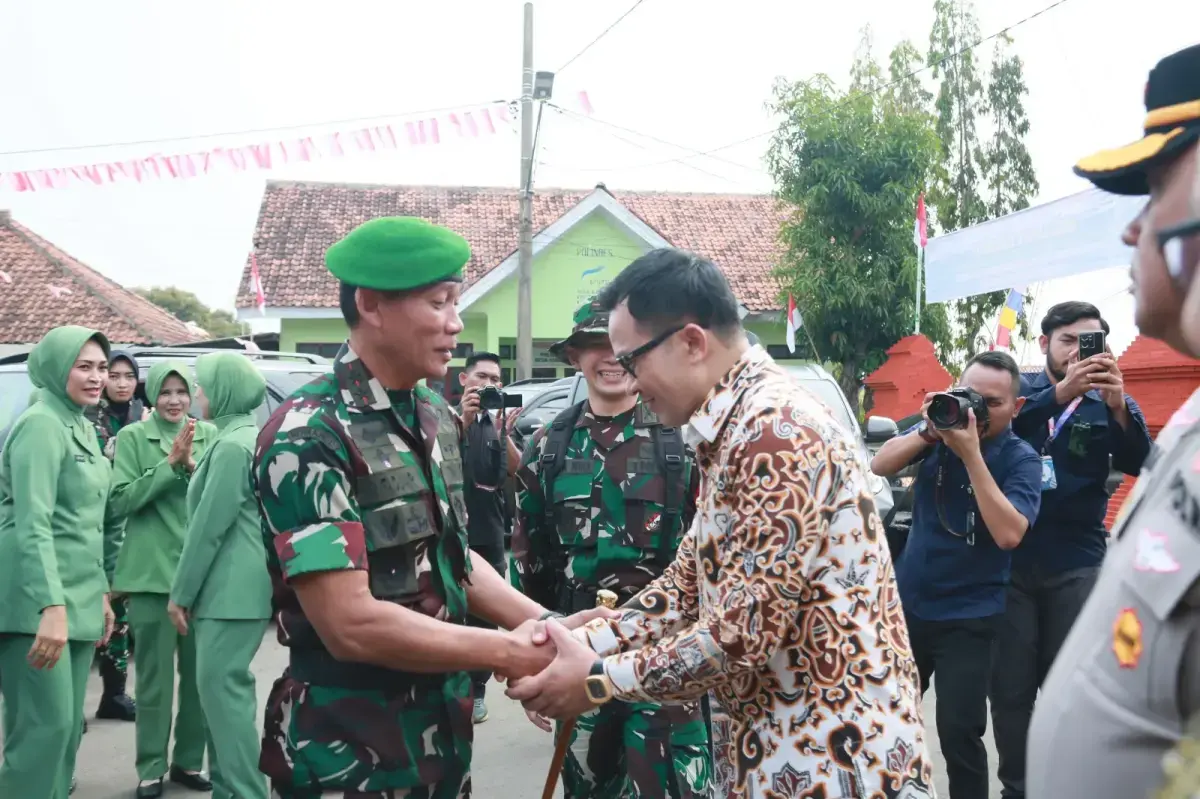 Penjabat Bupati Cirebon, Wahyu Mijaya, mengungkapkan rasa terima kasih dan penghargaan yang mendalam atas kesuksesan pelaksanaan Program TNI Manunggal Membangun Desa (TMMD) ke-121 yang digelar oleh Kodim 0620 Kabupaten Cirebon./Divipromedia.com