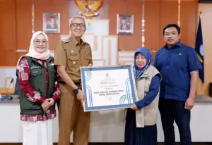 Walikota Cirebon Raih Penghargaan Kader Keamanan Pangan Terbaik Nasional. (dok.Humas Pemkot Cirebon)