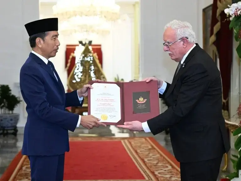 Presiden Joko Widodo Terima Penghargaan Tertinggi dari Palestina, Istana Merdeka, Jakarta, senin, (19/8). (dok.Setpres)/Divipromedia.com