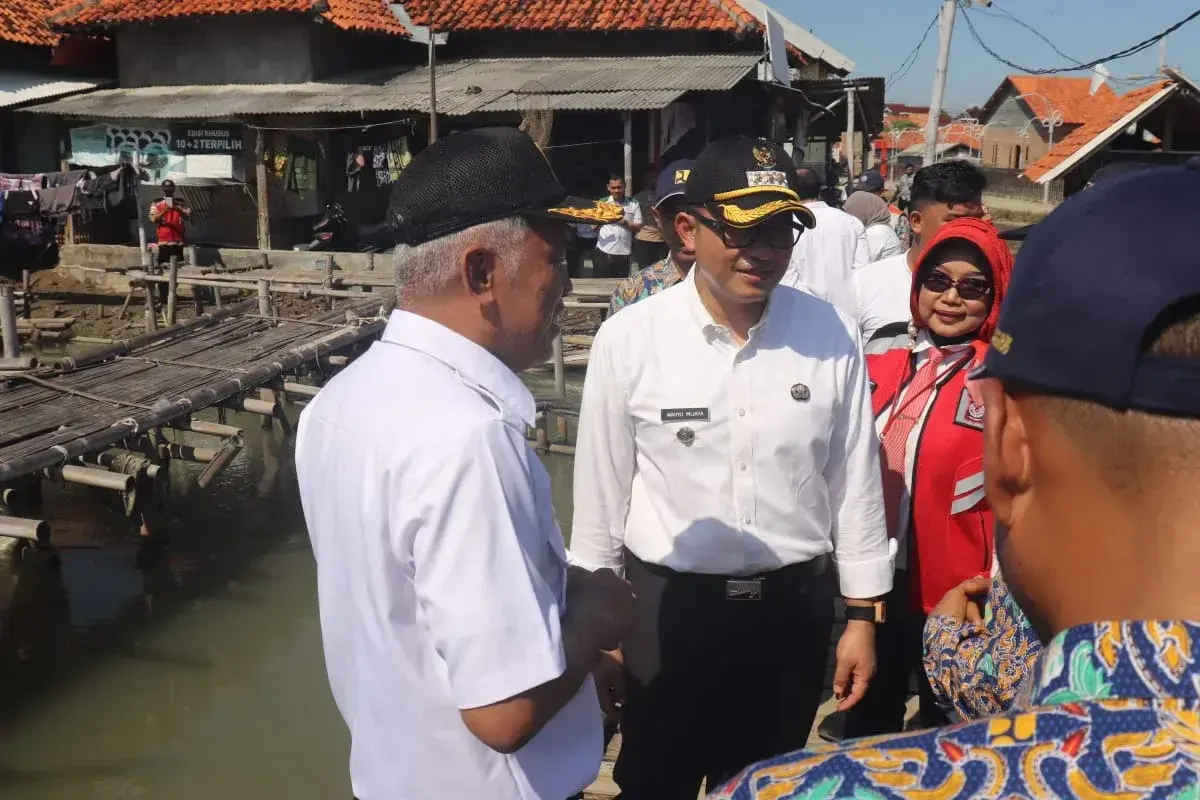 Pj Bupati Cirebon dan Forkopimda, beserta BBWS Cinanuk-Cisanggarung lakukan Pembersihan Sampah dan Normalisasi Pantai Muara Lokasi Kecamatan Lokasi Kabupaten Cirebon. (dok.way)/Divipromedia.com Pj Bupati Cirebon dan Forkopimda, beserta BBWS Cinanuk-Cisanggarung lakukan Pembersihan Sampah dan Normalisasi Pantai Muara Lokasi Kecamatan Lokasi Kabupaten Cirebon. (dok.way)/Divipromedia.com