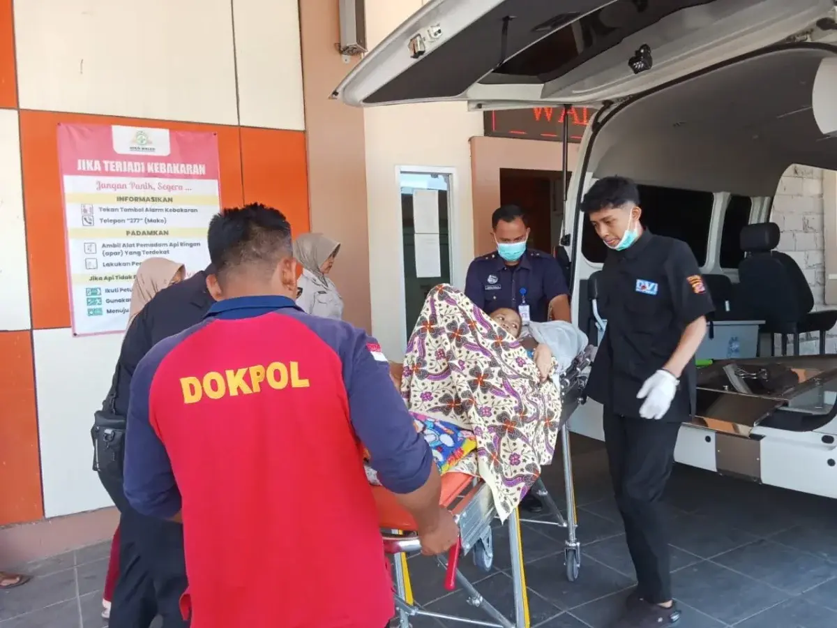 Ambulans Dokkes Polresta Cirebon Bantu Rujuk Warga Sidawangi ke RSUD Waled. (dok.way)/Divipromedia.com
