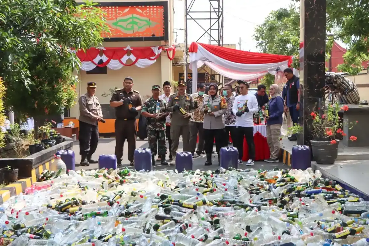 Polresta Cirebon Musnahkan Ribuan Botol Miras Hasil Operasi Pekat. (dok.way)