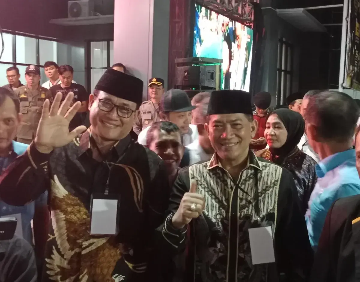 Rahmat Hidayat-Imam Saputra Resmi Daftar sebagai Calon Bupati dan Wakil Bupati Cirebon Non-parlemen Partai Politik, pasalon tiba di KPU kabupaten Cirebon pukul 22.00 wib, Kamis (29/8)./Divipromedia.com
