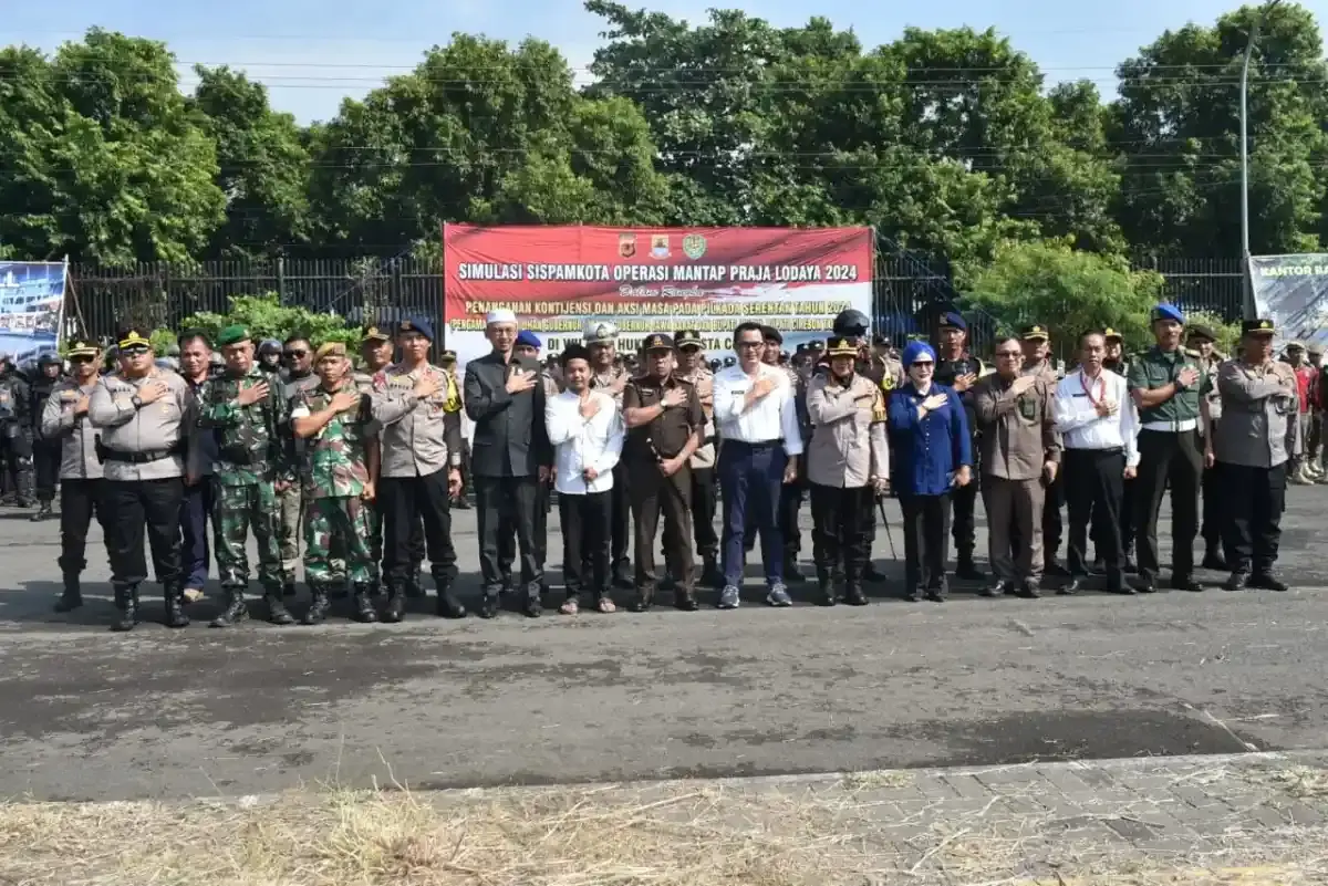 PJ Bupati Cirebon, H. Wahyu Mijaya hadiri Simulasi Sispamkota 2024 untuk Pilkada Aman dan Kondusif. (dok.way)