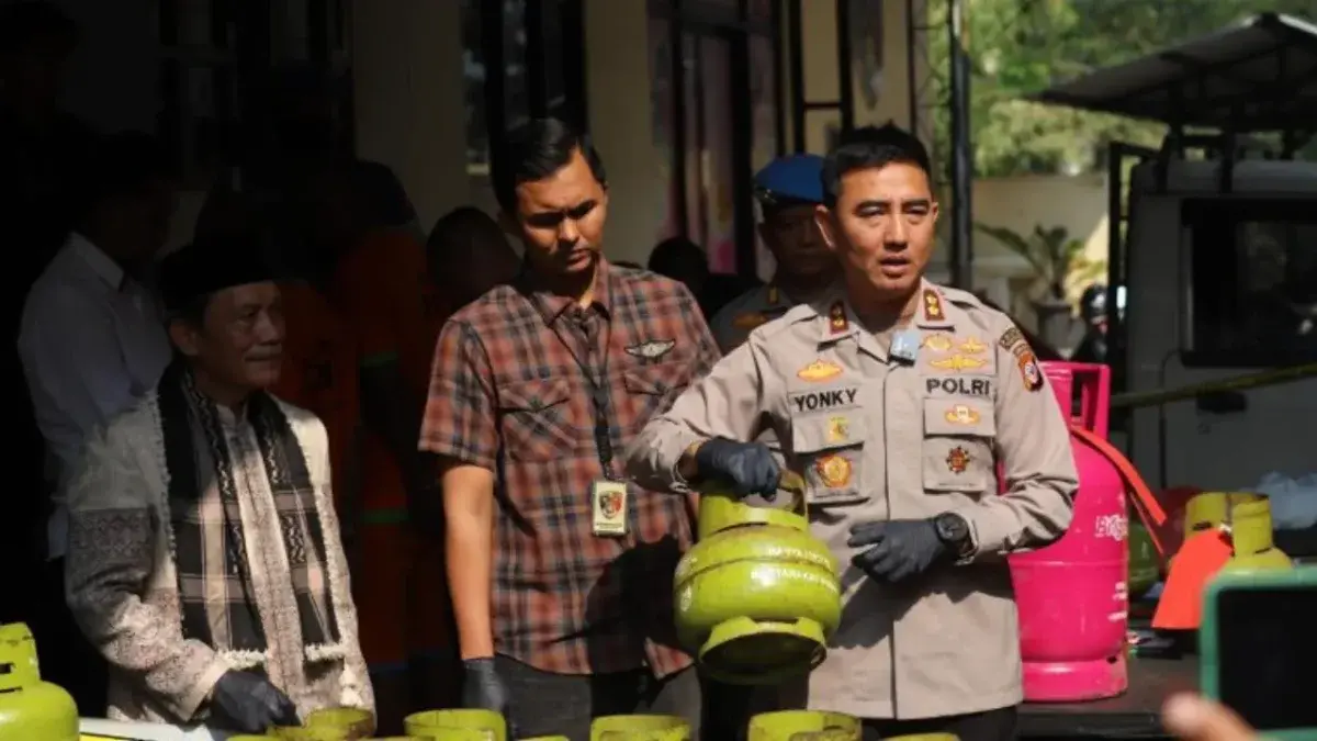 Kapolres Cianjur, AKBP Rohman Yonky Dilatha, S.I.K., M.SI. M.H. Jumpa pers ungkap Kasus Pengoplosan LPG Subsidi Menjadi Non-Subsidi (dok.Humas Polres Cianjur)