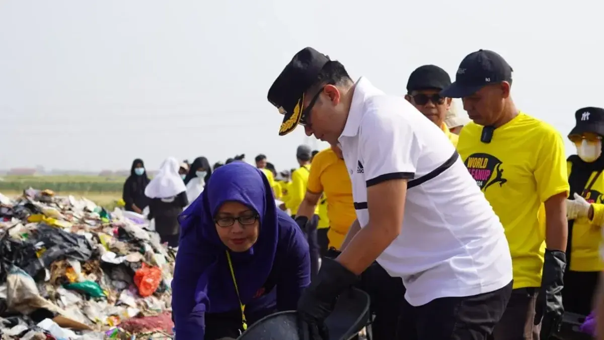 Pj Bupati Cirebon Pimpin Aksi Bersih Sampah di Desa Pangenan Setelah Terabaikan Empat Tahun. (dok.way/divipromedia.com)