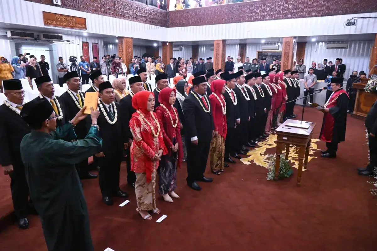 50 Anggota DPRD Kabupaten Cirebon Dilantik, Rudiana dari PDIP Ditunjuk sebagai Ketua Sementara. (dok.way)/Divipromedia.com