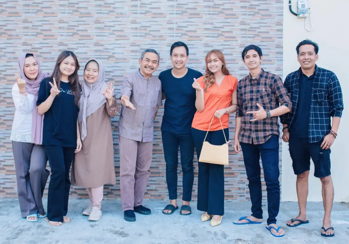 Foto bersama Produser, Sutradara, dan para pemain film Pinesthi. FOTO: KameraHandphone/Divipromedia.com