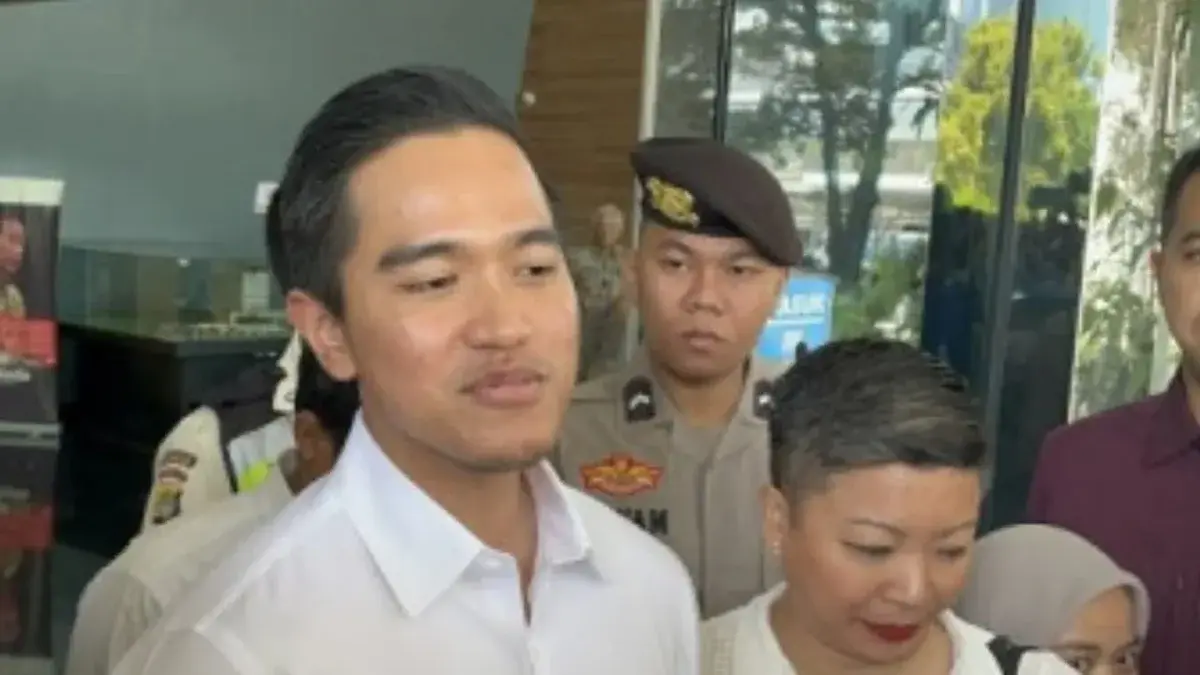 Hasan Nasbi Soroti Penggunaan Jet Pribadi oleh Tokoh-Tokoh, Mengapa Hanya Kaesang Jadi Sorotan/Divipromedia.com