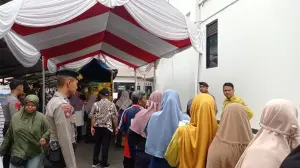 Antusiasme Ribuan Masyarakat Kabupaten Cirebon Serbu Bazar Sembako Murah di halaman Kejaksaan Negeri Kabupaten Cirebon. (dok.way)/Divipromedia.com