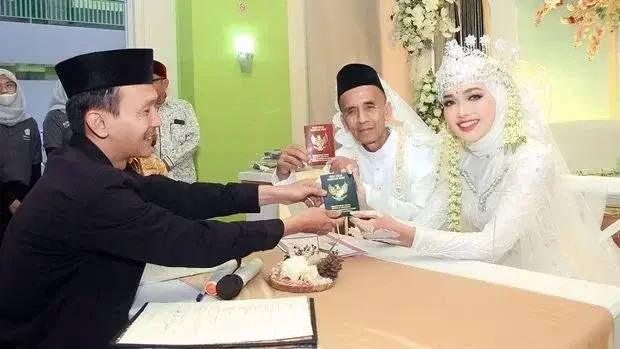 Karman mantan kepala sekolah Yuniara (Ara), pasangan beda usia 41 tahun yang kini menikah. Kisahnya langsung viral di media sosial. Foto: Dok. pribadi Karman./Divipromedia.com
