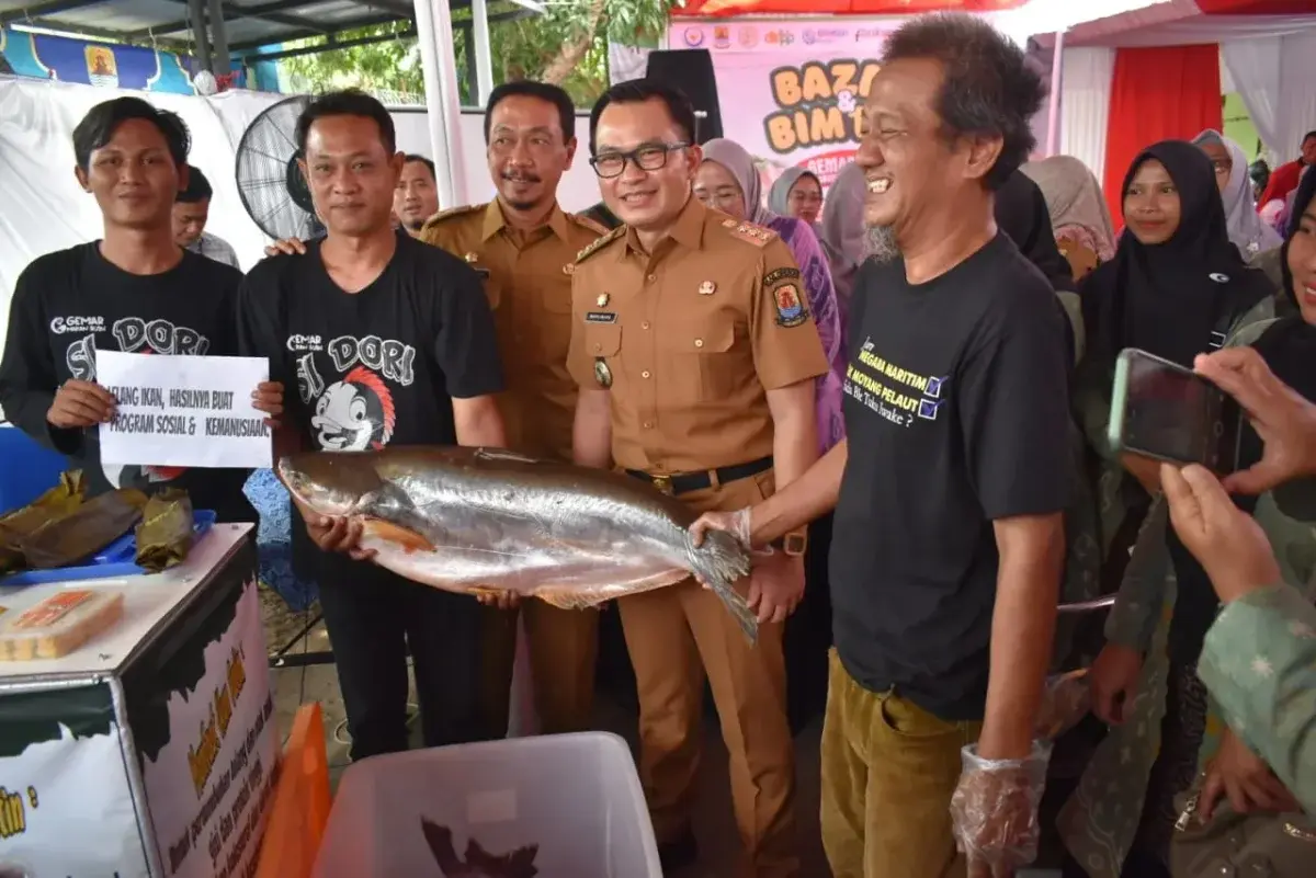 Pj Bupati Cirebon Dorong Konsumsi Ikan untuk Cegah Stunting di Masyarakat
. acara Bazar dan Bimbingan Teknis (Bimtek) Gerakan Memasyarakatkan Makan Ikan (Gemarikan) yang diselenggarakan di halaman Dinas Ketahanan Pangan dan Perikanan (DKPP) Kabupaten Cirebon, Selasa (10/9/2024). (dok. Way divipromedia.com)
