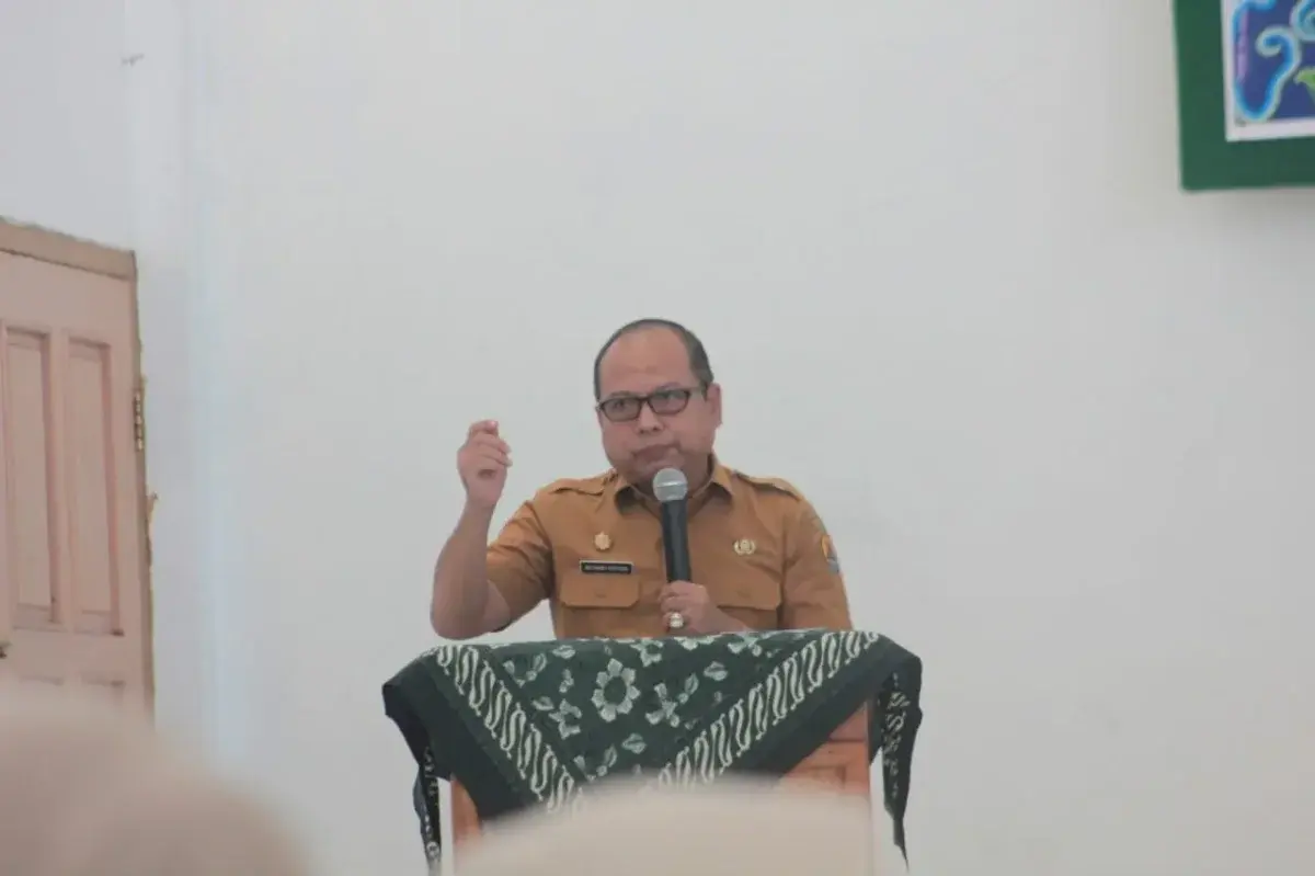 Pj Bupati Cirebon, H. Wahyu Mijaya di Wakili Asisten Pemerintahan dan Kesejahteraan Rakyat Sekretariat Daerah Kabupaten Cirebon, Drs. H. Mochamad Syafrudin. (dok.way divipromedia.com)