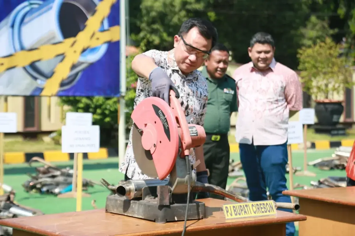 Pj Bupati Cirebon, H. Wahyu Mijaya Apresiasi Langka Polresta Cirebon musnakan 1350 knalpot bring/bising di halaman Mapolresta Cirebon-Sumber. (dok. Way divipromedia.com)