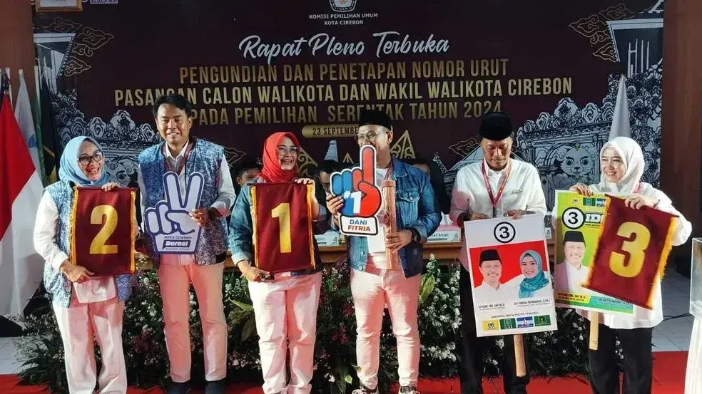 KPU Kota Cirebon Tetapkan Nomor Urut Tiga Paslon Pilwalkot 2024. Hasil pengundian nomor urut
Hasilnya, pasangan Dani-Fitria mendapat nomor urut 1, Eti-Suhendrik nomor urut 2, dan Effendi-Siti nomor urut 3. KPU Kota Cirebon Tetapkan Nomor Urut Tiga Paslon Pilwalkot 2024. Hasil pengundian nomor urut
Hasilnya, pasangan Dani-Fitria mendapat nomor urut 1, Eti-Suhendrik nomor urut 2, dan Effendi-Siti nomor urut 3.