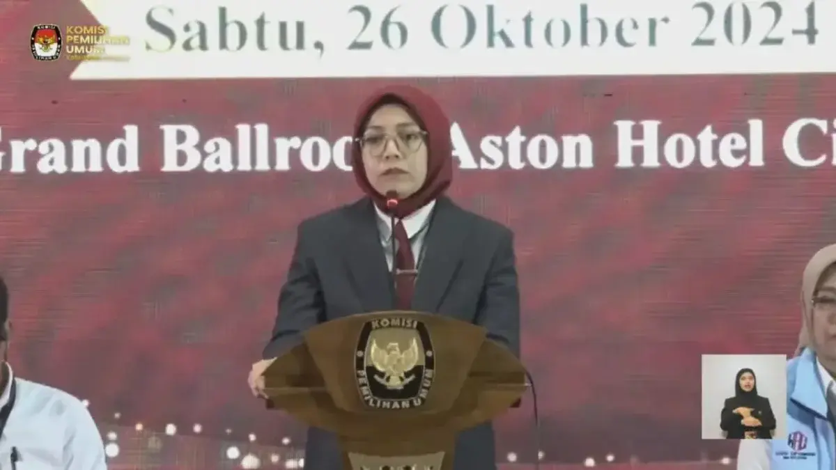 Ketua KPU Kabupaten Cirebon, Elsa Karnia Puspawati dalam sambutan di debad pertama calon Bupati dan Wakil Bupati Cirebon tahun 2024, di Hotel Asoton Cirebon. (26/10/24)