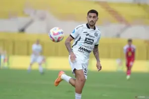 Pemain Persija Jakarta Pablo Andrade mengontrol bola pada pertandingan Liga 1 melawan Barito Putera di Stadion Sultan Agung, Bantul, Jumat (10/1/2025). (ANTARA/HO/PERSIJA JAKARTA)