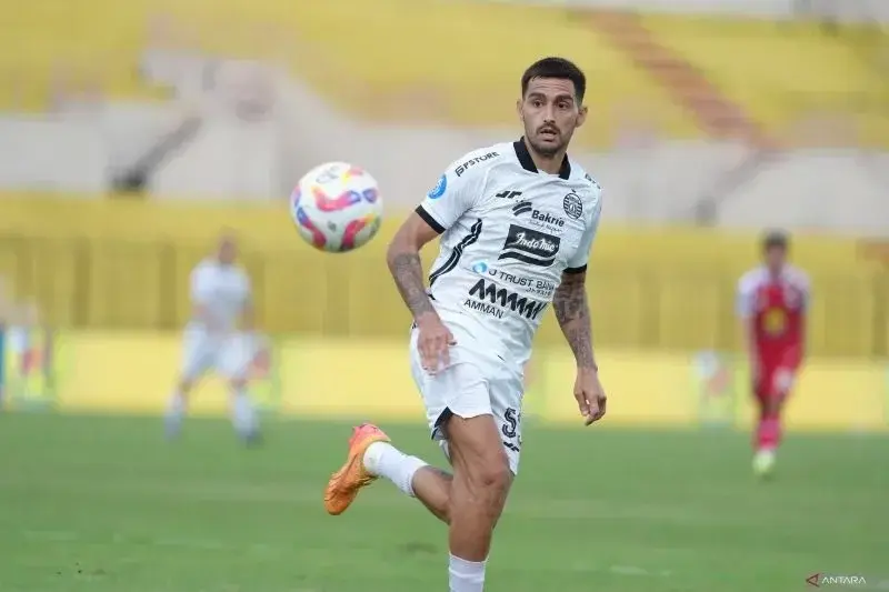 Pemain Persija Jakarta Pablo Andrade mengontrol bola pada pertandingan Liga 1 melawan Barito Putera di Stadion Sultan Agung, Bantul, Jumat (10/1/2025). (ANTARA/HO/PERSIJA JAKARTA)