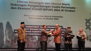 Kadis Disbudpar, H. Abraham Muhamad telah berjabat tangan dengan Direktur Akses Pembiayaan Kemenparekraf/Baparekraf, Anggara Hayu Anujuprana saat usai acara Literasi Keuangan dan Bisnis Dukungan Pengembangan Usaha Pariwisata dan Ekonomi Kreatif (DPUP) Tahun 2024. di The Loxton Cirebon Hotel. Kamis, (31/10). (Dok. Way divipromedia. com)