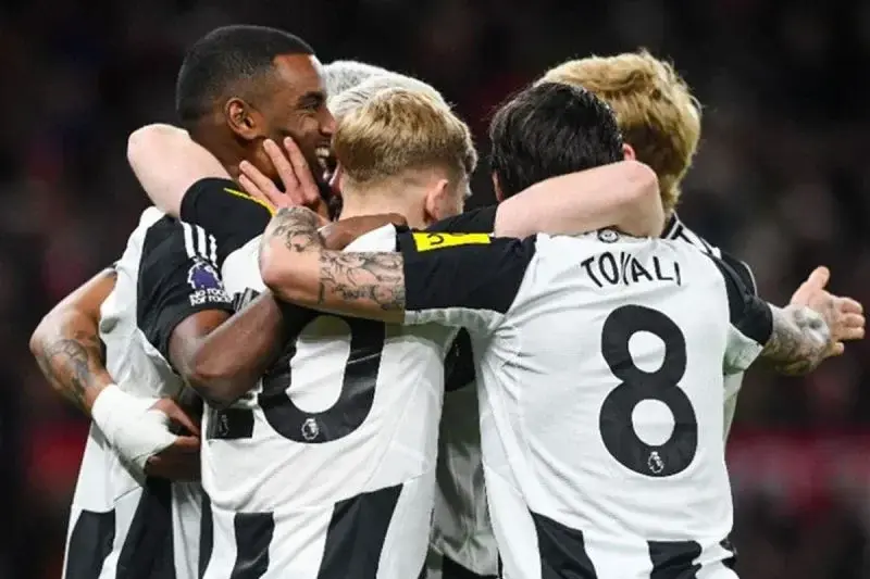 PARA pemain Newcastle United berselebrasi seusai mempecundangi tuan rumah Manchester United dengan skor 2-0 pada pertandingan Liga Inggris di Stadon Old Trafford, Manchester, Senin (30/12/2024). ANTARA/@NUFC (@NUFC)