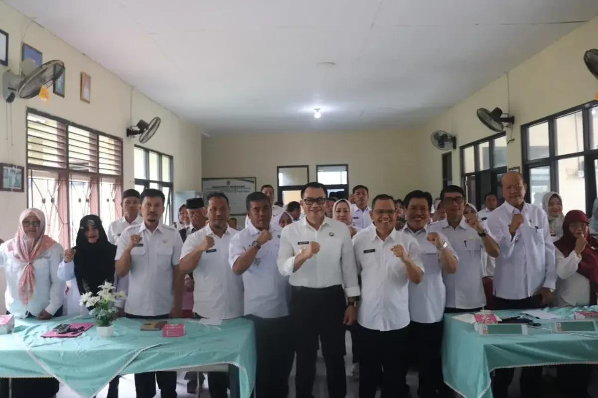 PJ Bupati Cirebon H. Wahyu Mijaya intruksikan para Camat untuk menjalankan program skala prioritas seperti penanganan sampah, banjir, kemiskinan, stunting dan pemberdayaan UMKM.Pembinaan Aparatur Kecamatan di Lingkungan Pemerintah Kabupaten Cirebon di kantor Kecamatan Plered.  (Dok.way divipromedia.com) 