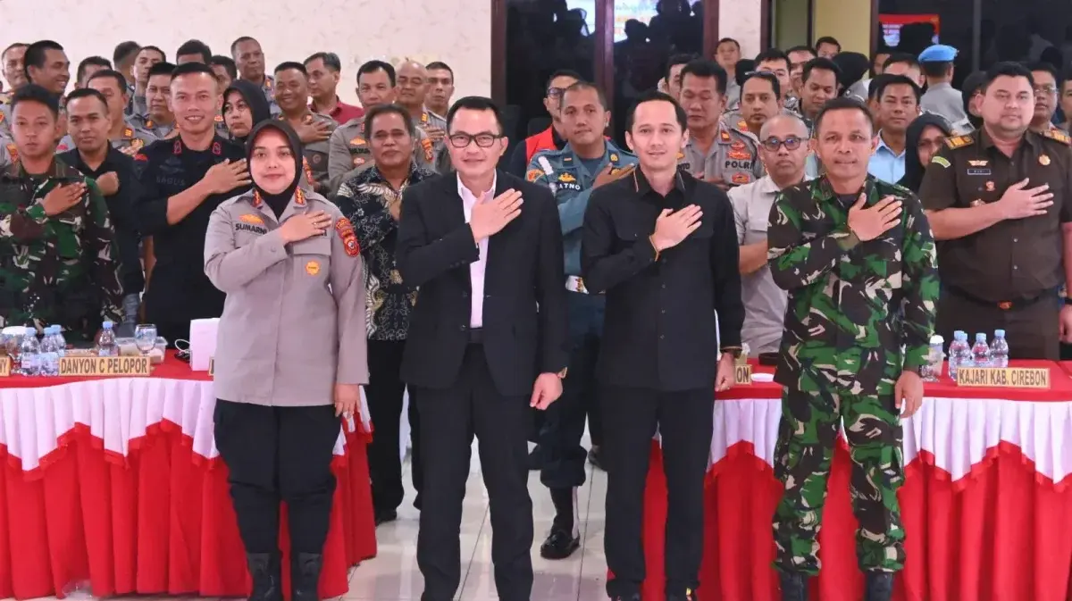 Pj Bupati Cirebon, H. Wahyu Mijaya menghadiri rakor lintas sektoral jelang perayaan Nataru 2024/2025, Kamis (19/12/2024).* Foto: Humas Pemkab Cirebon