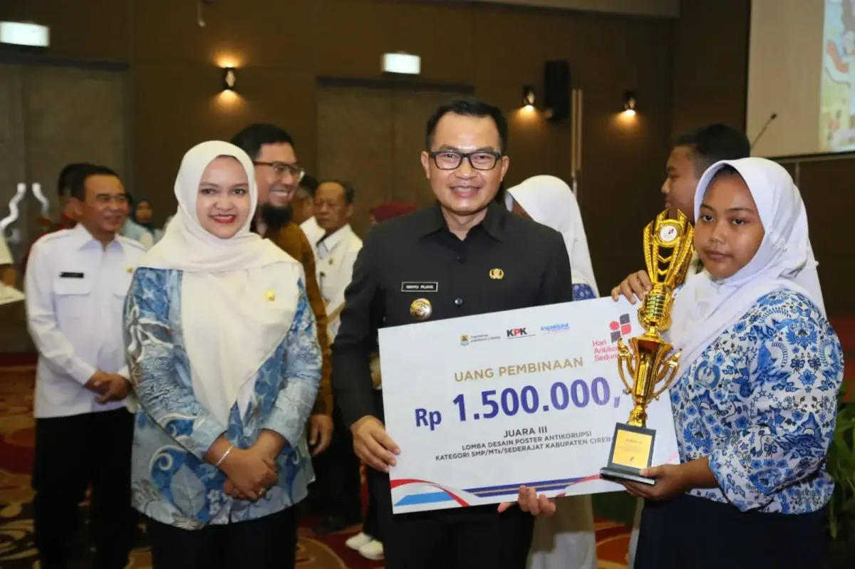 Pj Bupati Cirebon, berikan apresiasi kepada peserta lomba Harkodia 2024.* (Dok.way/divipromedia.com) 