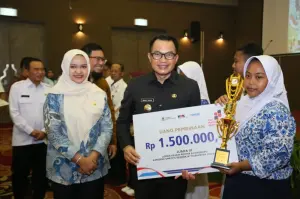Pj Bupati Cirebon, berikan apresiasi kepada peserta lomba Harkodia 2024.* (Dok.way/divipromedia.com) 